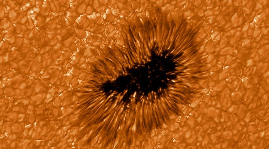 Foto di una macchia solare ad altissima definizioneCredits: Kis