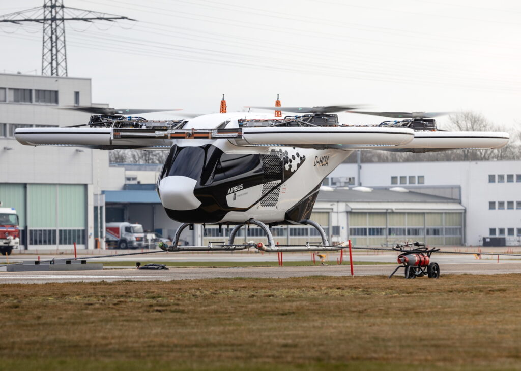 Il prototipo esegue un decollo verticale mentre è assicurato a terra tramite dei cavi.Credits: Airbus