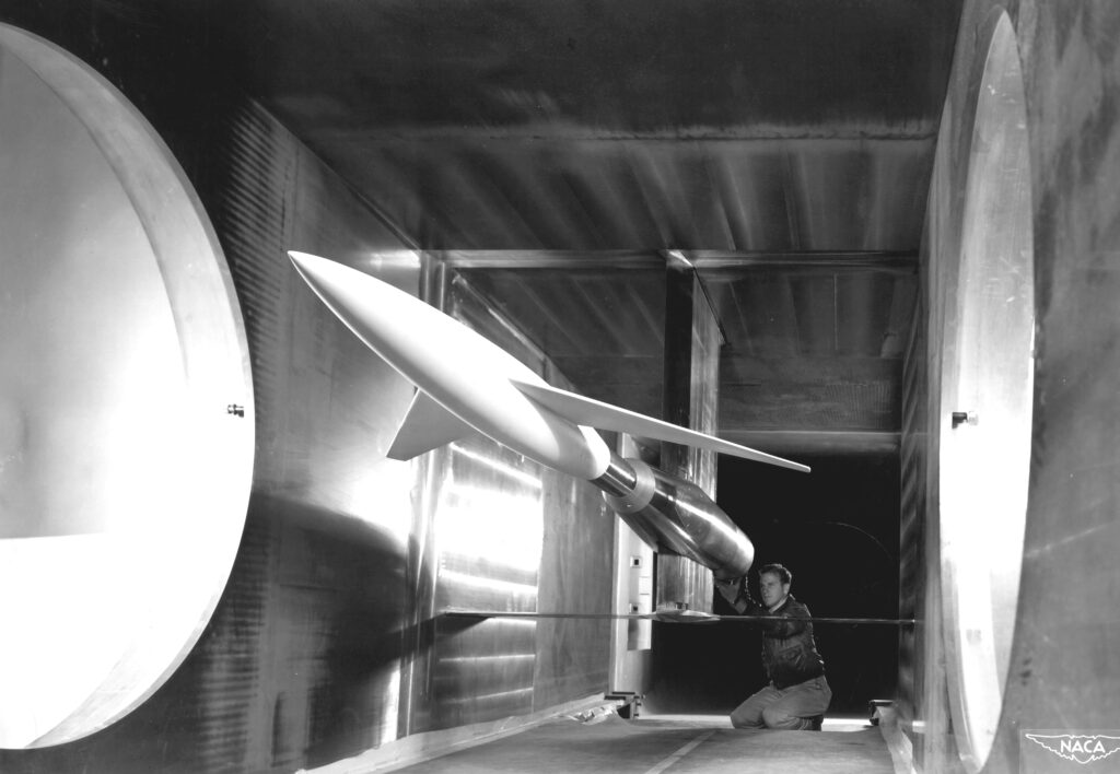 Supersonic Wind Tunnel at the NACA Ames Aeronautical Laboratory, Moffett Field, California.Fonte: NASA