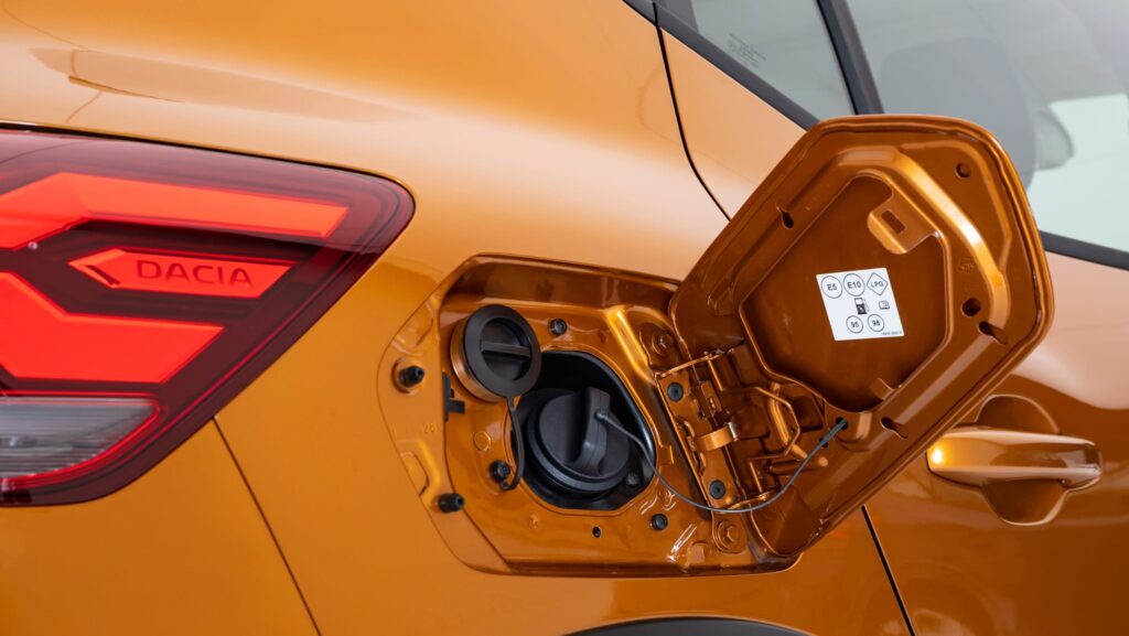 Bocchettoni dei serbatoi della nuova Dacia Sandero Stepway 2021 TCE 100 Eco-G