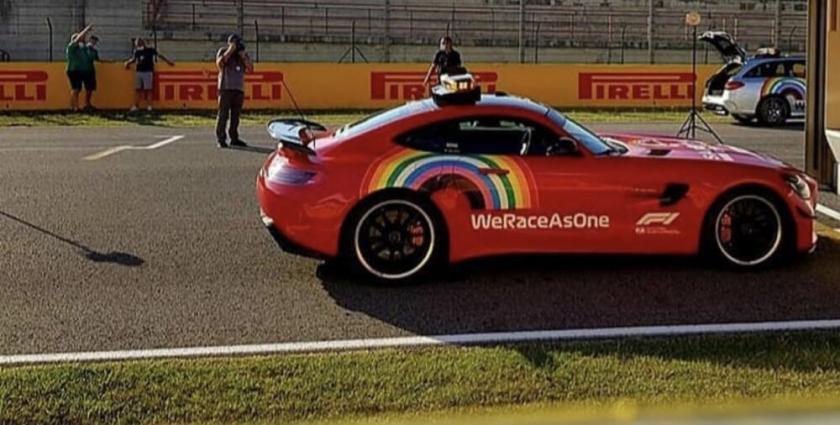La Safety Car verniciata di rosso per omaggiare la Ferrari