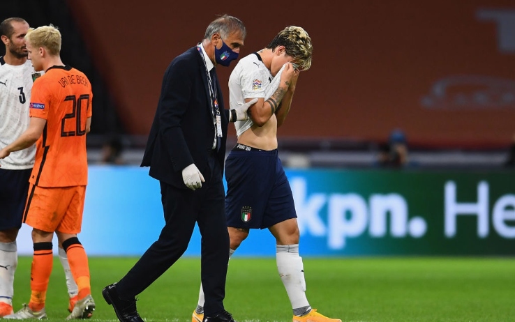 Nicolò Zaniolo lascia il campo in lacrime dopo l'infortunio. Credits: Getty Images