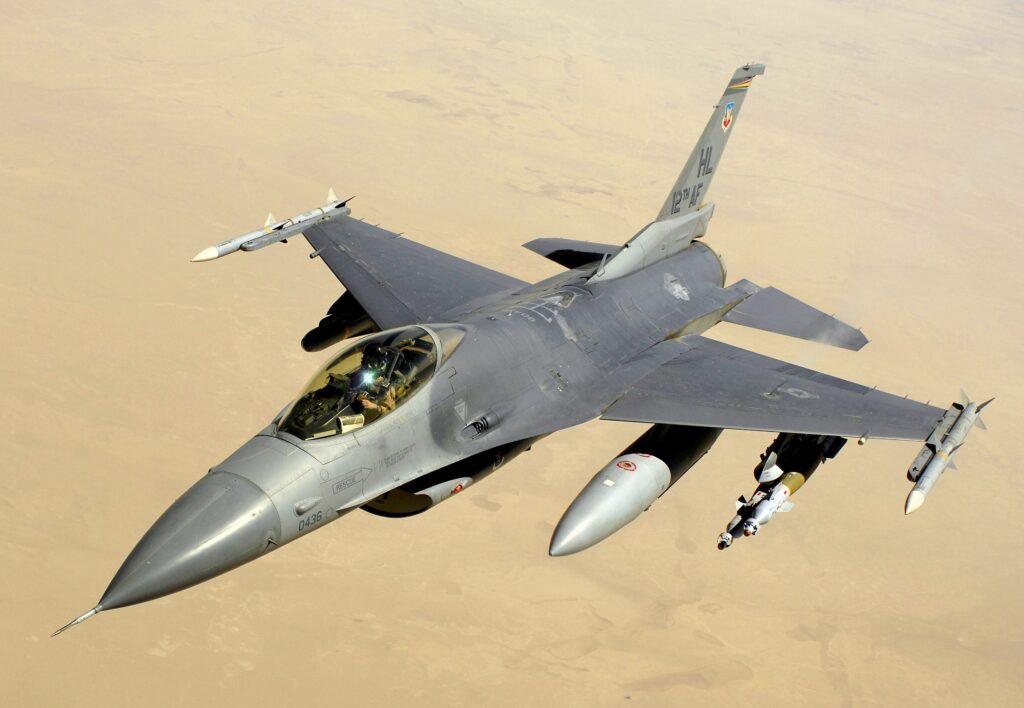 f16 vs intelligenza artificialephoto en.wikipedia.org