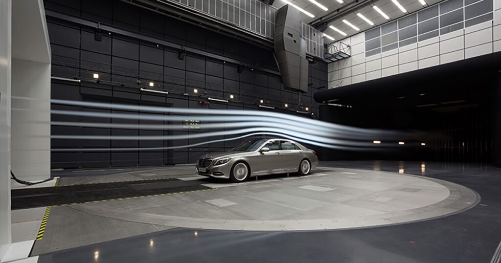 Galleria del vento a bassa velocità: test su un’automobile con tecnica “fili di fumo”. Fonti: Siemens PLM