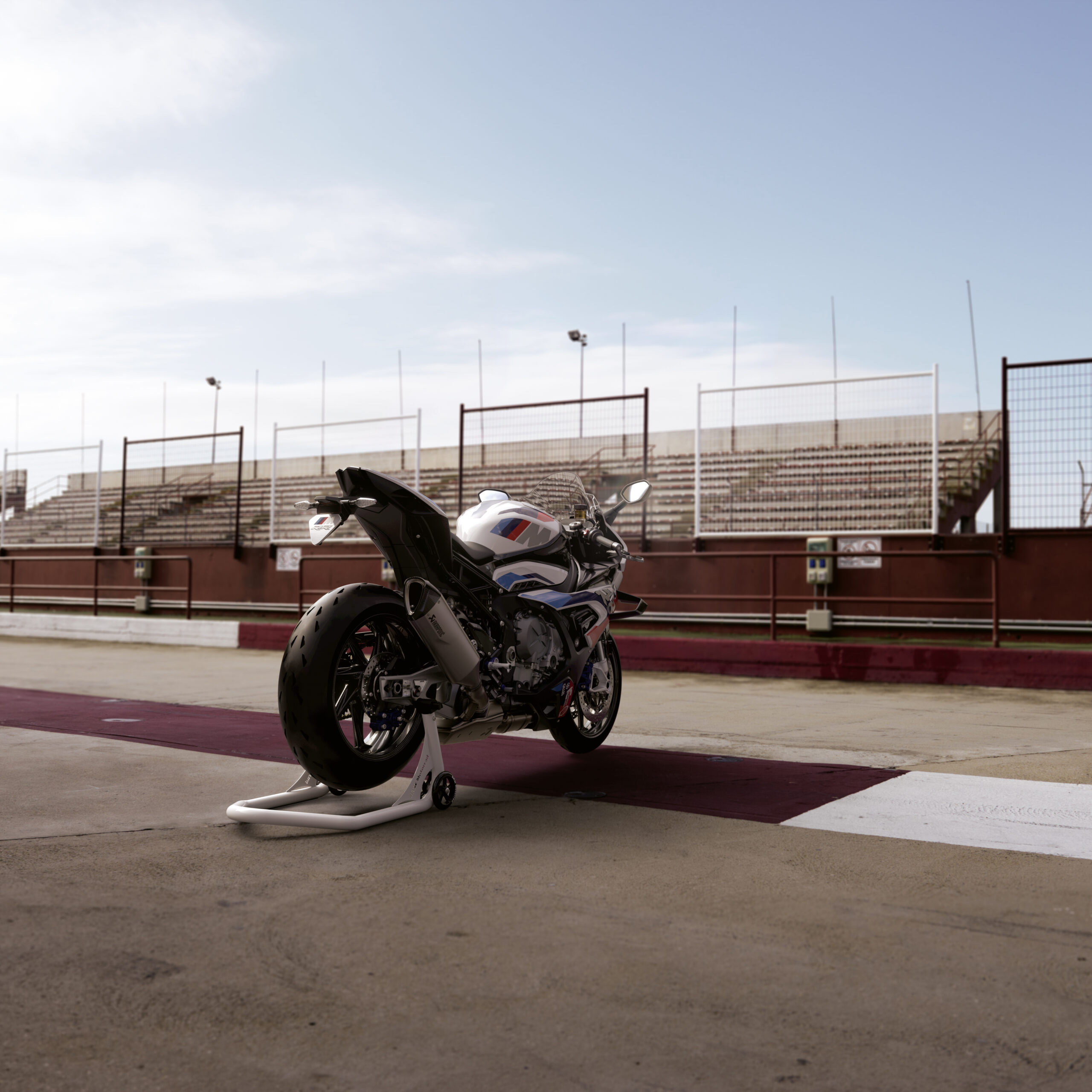 Vista tre quarti posteriore della M 1000 RR