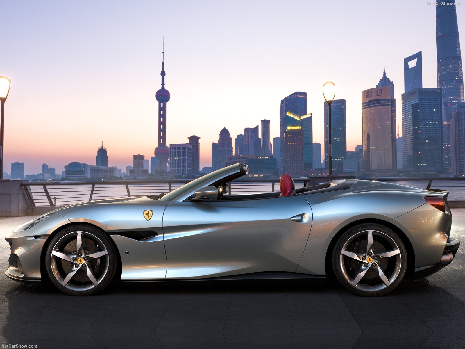 Vista laterale Ferrari Portofino M