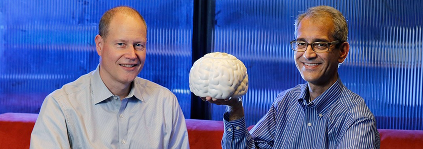 L'ingegnere elettrico Krishna Shenoy (a destra) ha iniziato a sognare di sviluppare un impianto a controllo cerebrale prima di arrivare a Stanford nel 2001. Il neurochirurgo Jaimie Henderson (a sinistra) collabora con Shenoy allo sviluppo di un'interfacci