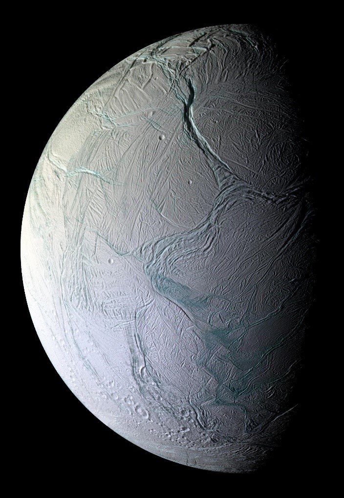 Fratture e crateri sulla superficie ghiacciata di EnceladoCredits: JPL/NASA