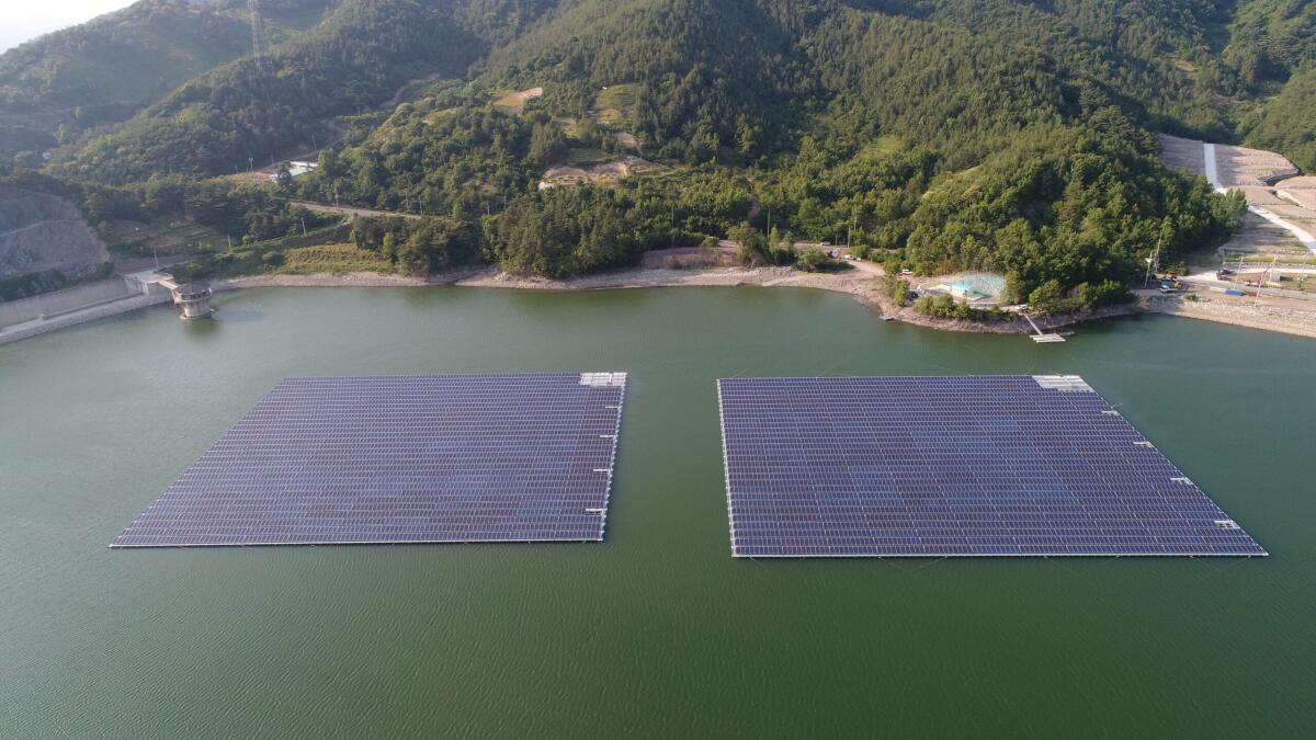 Centrale ibrida: come unire idroelettrico e fotovoltaico galleggiante - medium.com