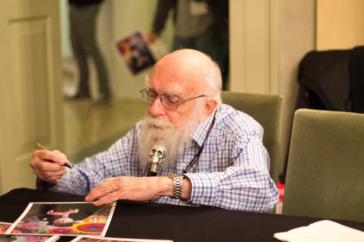 Morto James Randi, l'illusionista che combatteva le bufale - James Randi impegnato durante il firma-copie al CICAP-FEST 2017 di Cesena. Foto di Raffaele Salvemini