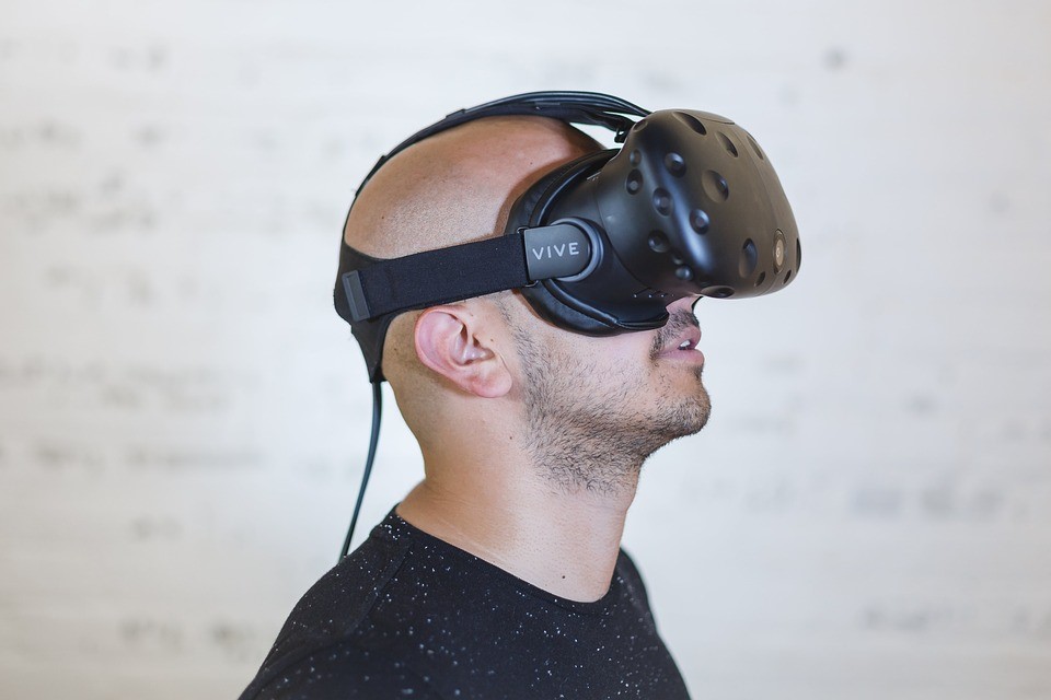 I visori per la realtà aumentata sono un esempio di come la tecnologia possa essere utilizzata per vivere a pieno l'esperienza di gioco.