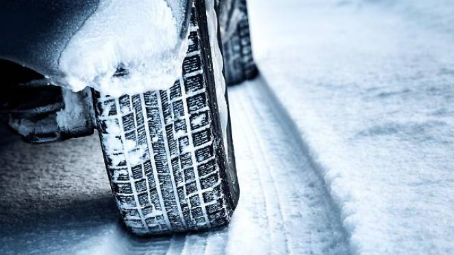 Tipico pneumatico invernale, tasselli e scanalature