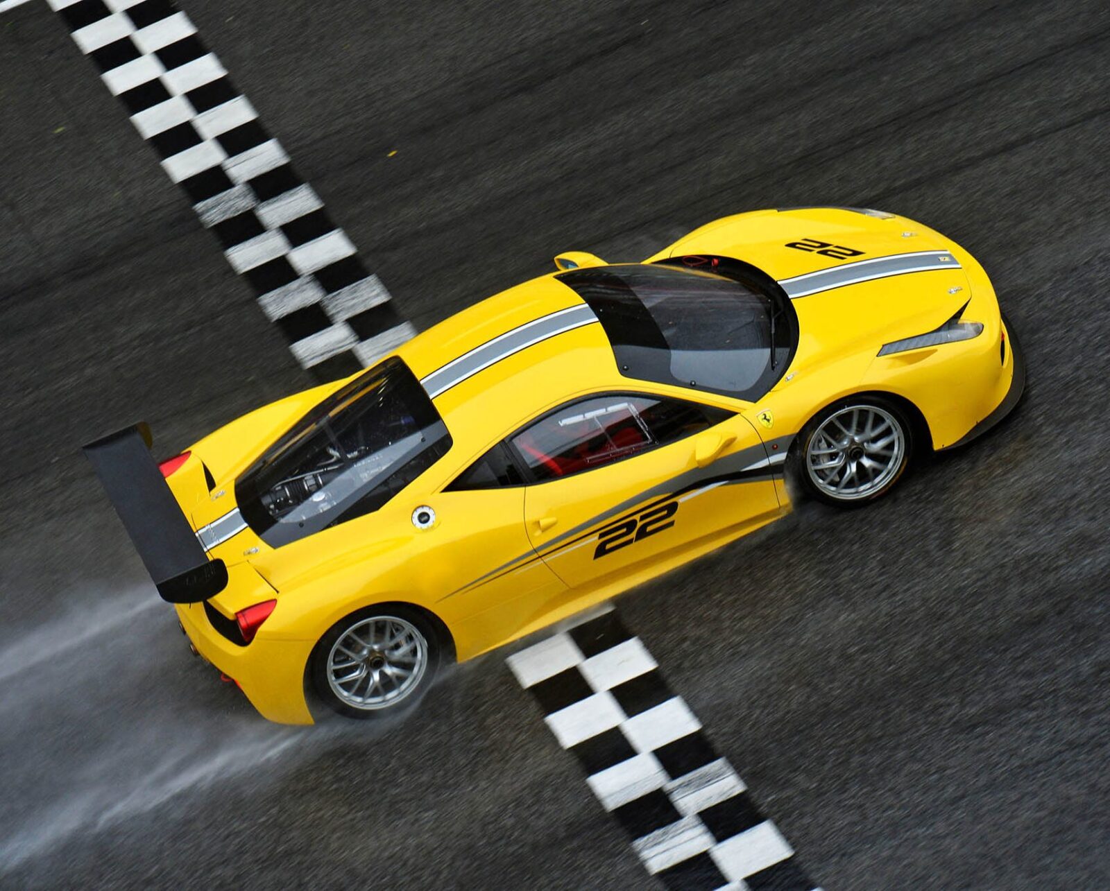 Un pilota in azione sulla Ferrari 458 Challenge Evo