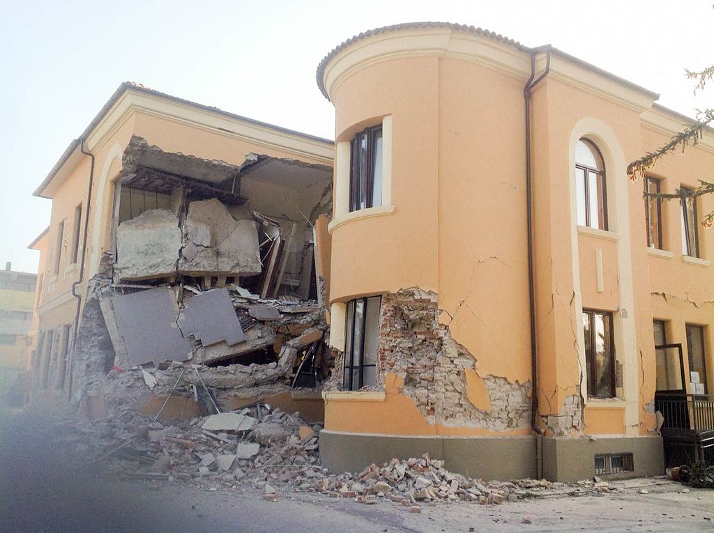 Comportamento della scuola Romolo Capranica di Amatrice, struttura non regolare in pianta, durante il terremoto 2016. PH: wikipedia.it