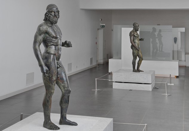 I Bronzi di Riace posizionati sulle innovative basi antisismiche in marmo. PH: tempostretto.it
