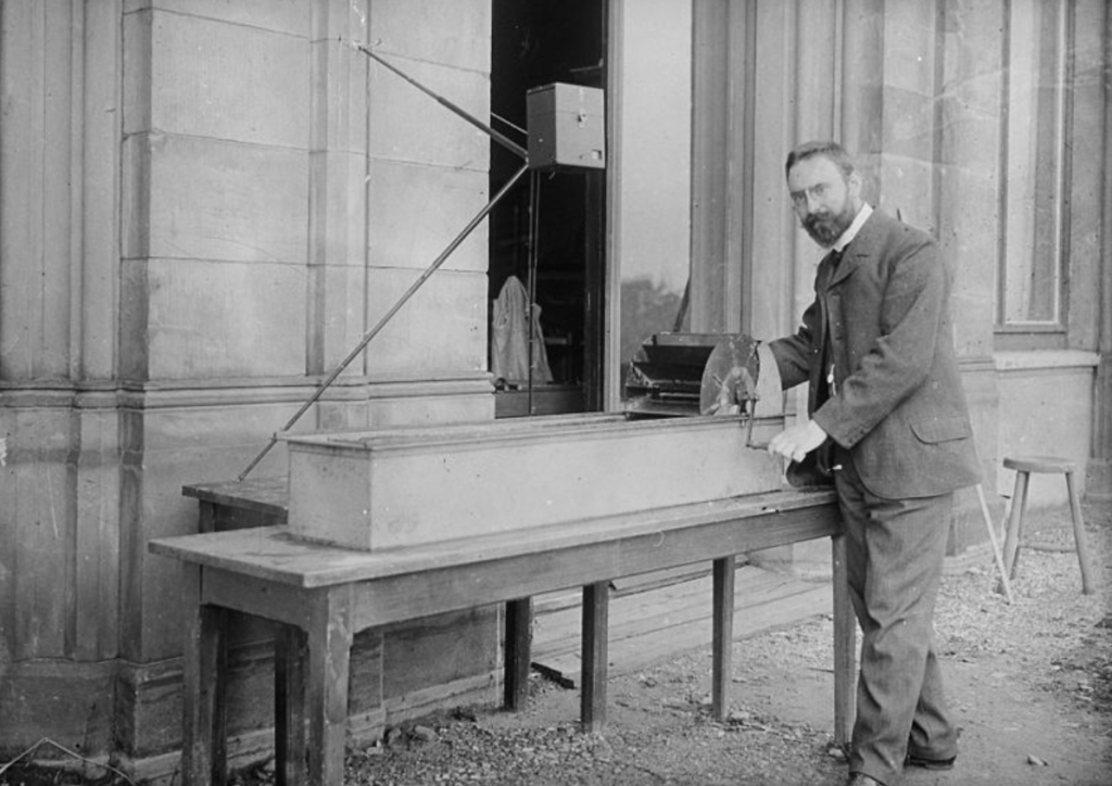 Figura 2. Prandtl e il suo canale idrico di test. 1904. 