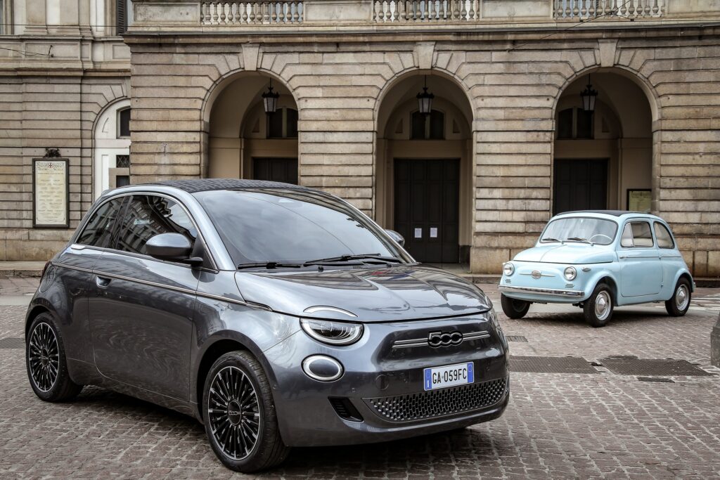 La Fiat 500 (vecchia) e la nuova Fiat 500 elettrica. Fonte: Motorionline.