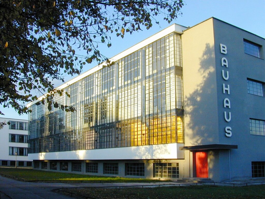 La scuola di arte e design Bauhaus.