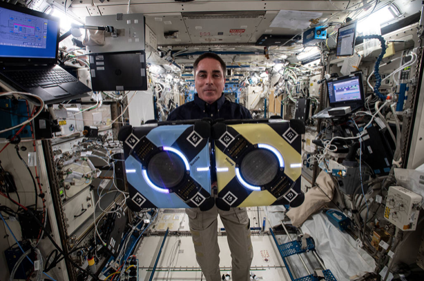 Chris Cassidy con due Astrobee. Credits: nasa.gov