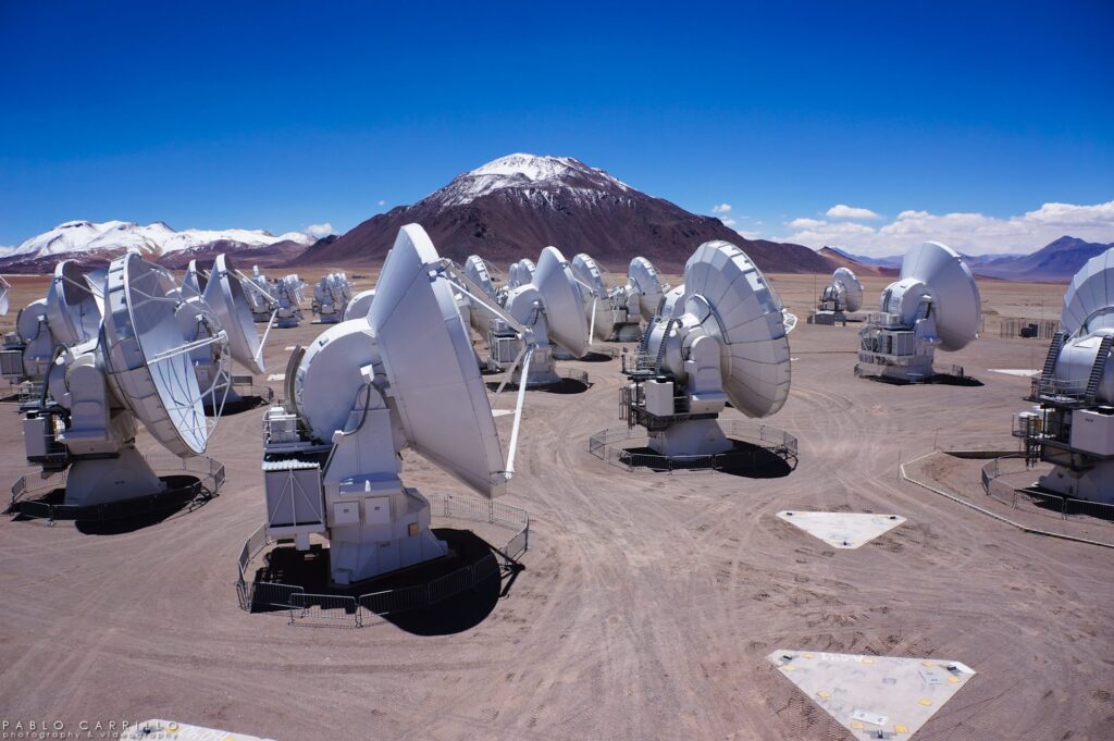 Ecco ALMA, il più complesso osservatorio astronomico del mondo. Situato in Cile, è stato lo strumento fondamentale per la rilevazione di fosfina e glicina su Venere. Credits: National Radio Astronomy Observatory