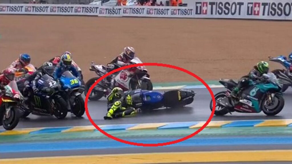 La caduta di Valentino Rossi a Le Mans (ph: Eurosport)