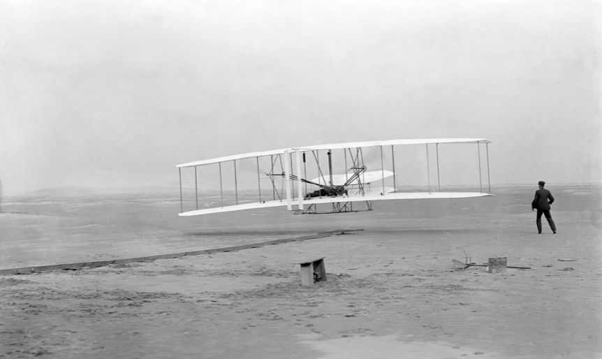 Wright Flyer I, 1903 Kitty Hawk. Il volo durato 12 secondi segnò la nascita del volo motorizzato come lo conosciamo oggi. (Foto originale di John Daniels)