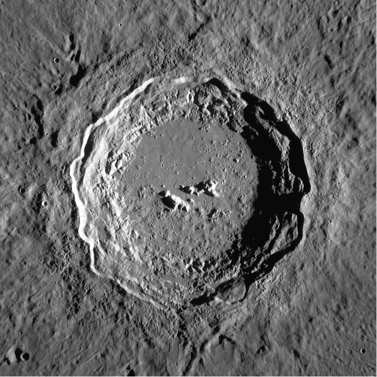 Cratere lunare con tipico cono centrale