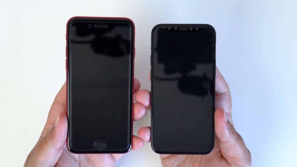 A sinistra l'Iphone SE del 2020, a destra il presunto Iphone 12. Credit: https://www.macrumors.com