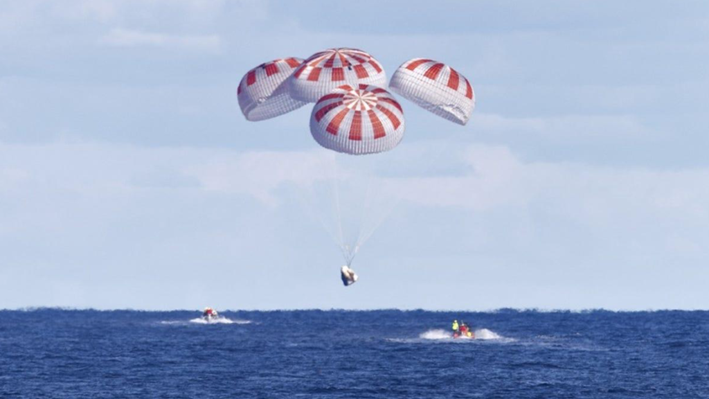 Crew Dragon pochi istanti prima di ammarare nell’Atlantico. Crediti: NASA/CORY HUSTON