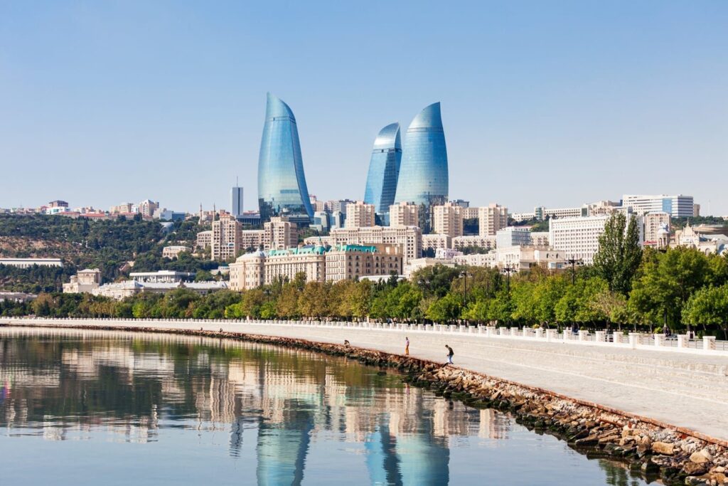 Skyline della città di Baku in Azerbaigian con le Flame Towers sullo sfondo. PH: lonelyplanet.com