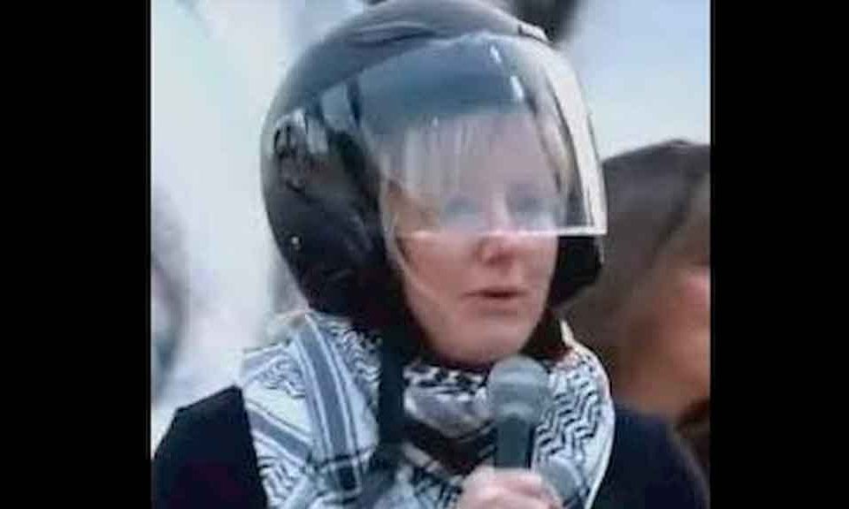 La deputata della Repubblica Sara Cunial indossa provocatoriamente il casco ad una manifestazione No Mask