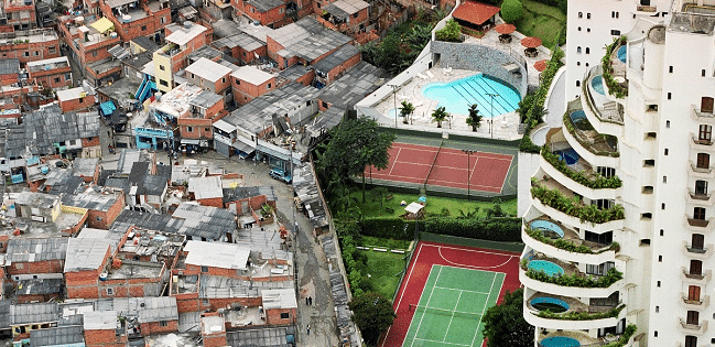 Il muro che a Rio de Janeiro divide i quartieri residenziali dalle favelas. La barriera si estende per 11km, è costata 17.6 milioni di dollari ed ha la funzione di evitare che gli abitanti più poveri abbiano accesso alle zone più ricche della città.Credit