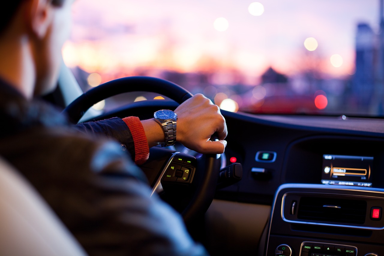 L'importanza del corretto posizionamento delle mani sul volante