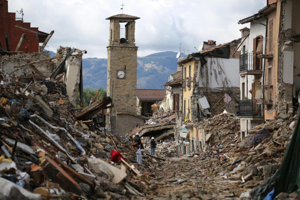 Gli enormi danni a seguito del terremoto di Amatrice.