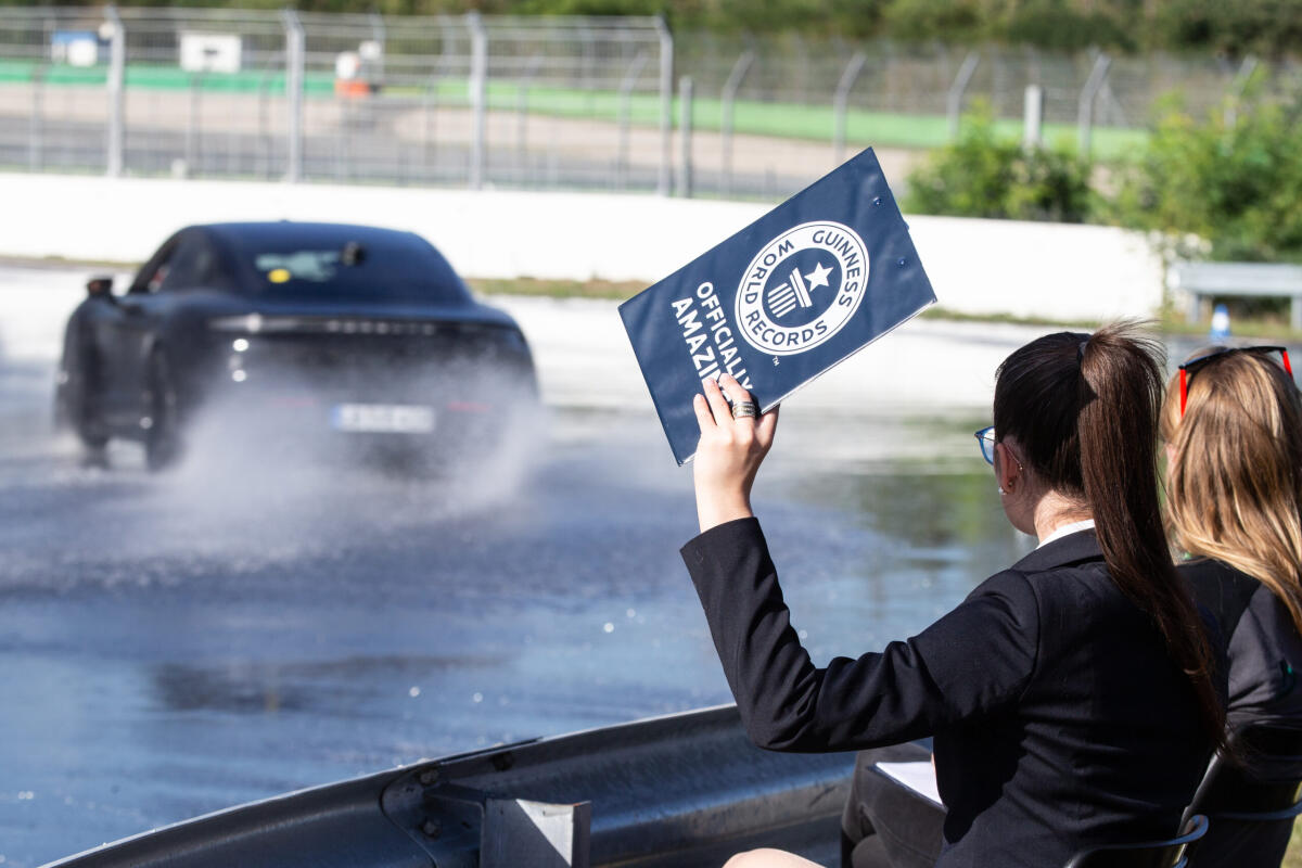 La Porsche Taycan 2021 va tanto di traverso da fare record - Porsche Taycan 2021 drift
press.porsche.com