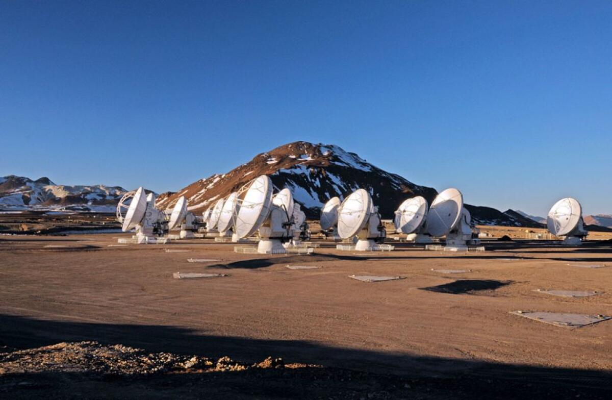 ALMA, il telescopio che indaga sull'Universo dalle Ande cilene - Le antenne che costituiscono il telescopio ALMA. Credits: ESO.