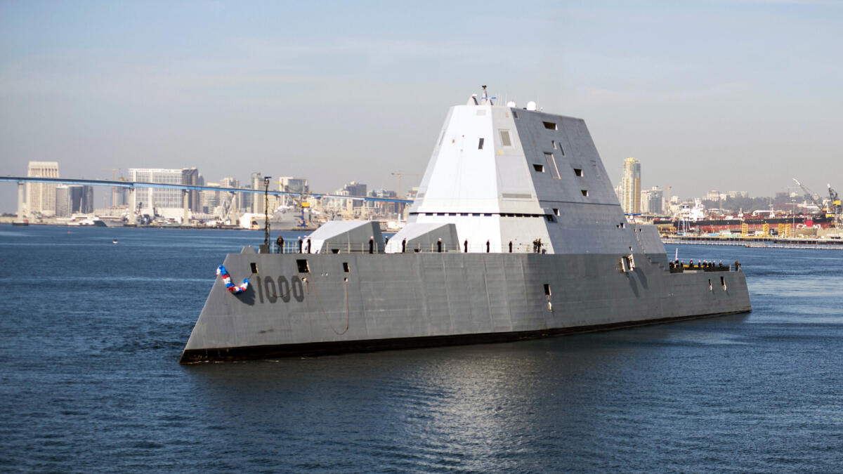 La classe Zumwalt: come rendere invisibile una nave? - SAN DIEGO (Dec. 8, 2016) The guided-missile destroyer USS Zumwalt (DDG 1000) arrives at its new homeport in San Diego. Zumwalt, the Navy's most technologically advanced surface ship, will now begin installation of combat systems, testing and evaluati