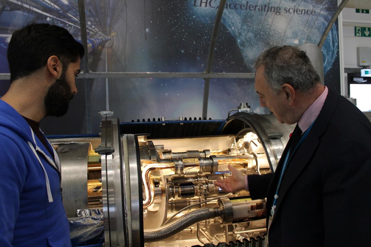 CERN 2.0, Lucio Rossi racconta come sarà il nuovo LHC - Lucio Rossi (a destra) spiega il funzonamento dell'LHC attraverso un modello trasversale. Crediti: Matilde Italiano per Close-up Engineering