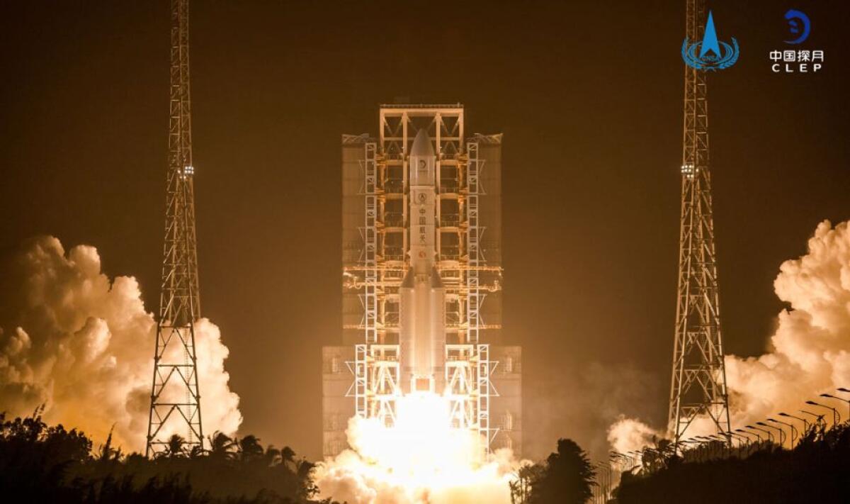 Nuovi campioni di Luna grazie alla missione Chang’e 5 - Il vettore Long March 5 cinese in fase di lancio del satellite Chang’e 5. Crediti: China National Space Administration