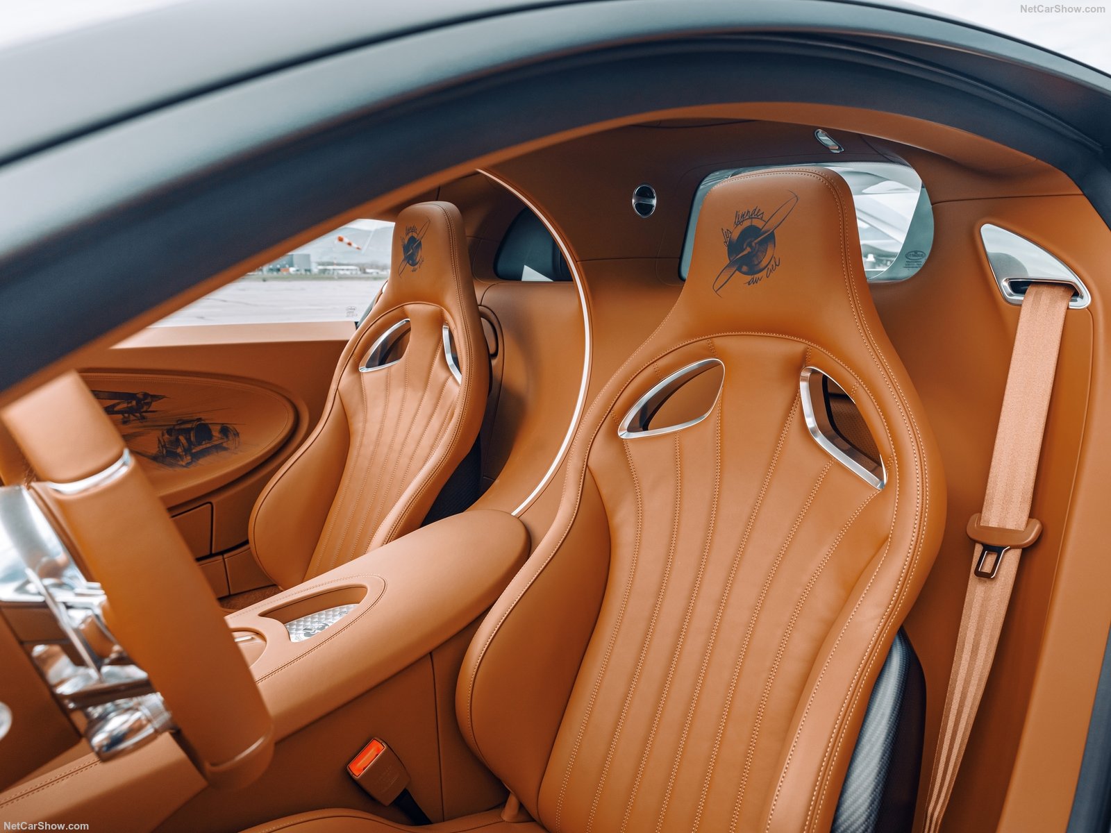 Gli interni della Bugatti Chiron Sport Les Legendes Du Ciel