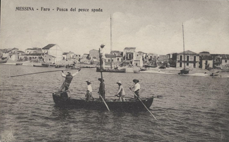 Figura 3- foto antica di un luntru e delle relative feluche ormeggiate sulla costa messinese (Fonte a pisca du piscispata (colapisci.it))