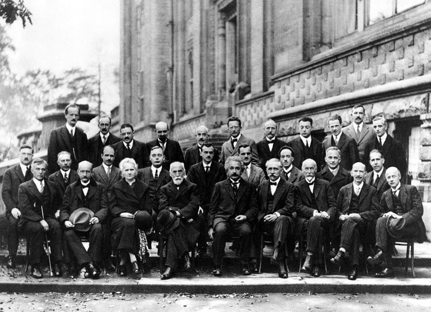 Foto scattata a Bruxelles, durante la quinta Conferenza di Solvay (1927). 17 di queste 29 persone hanno vinto un premio Nobel.