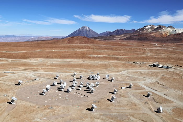 Una delle prime immagini delle antenne di ALMA sull’altopiano Chajnantor. Credits: ESO
