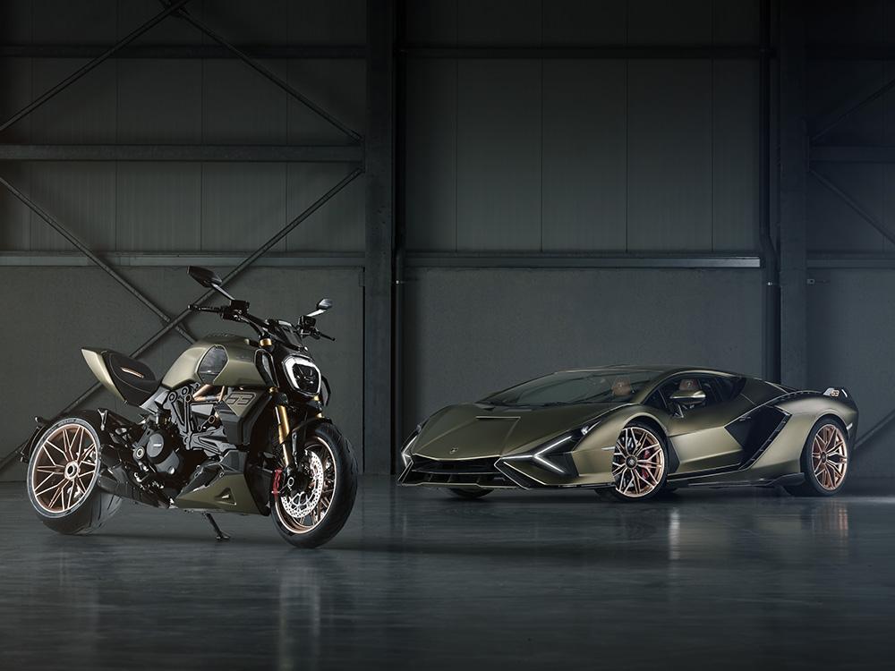 La Ducati Diavel 1260  Lamborghni accanto alla Lamborghini Sian FKP 37