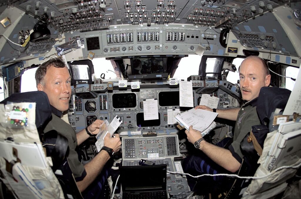 Missione STS-108: il comandante Dominic L.Gorie e il pilota Mark Kelly, durante una manovra di rendez-vous con la Stazione Spaziale Internazionale.Credits: NASA