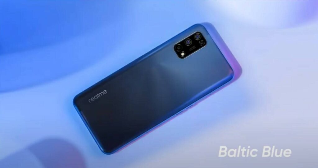 Il Realme 7 5G in versione Baltic Blue. Credits: tomshw.it