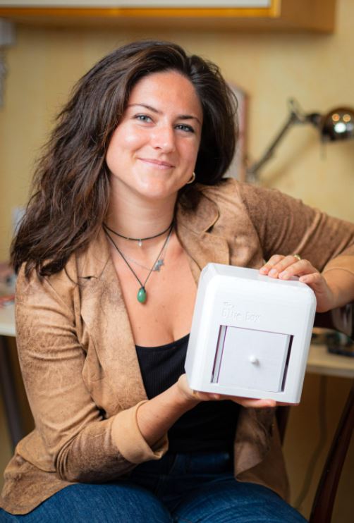 Ricercatrice Judit Benet con il dispositivo The Blue Box
