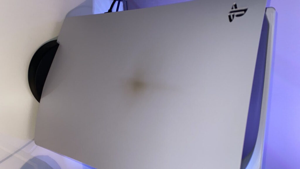 Alcuni modelli di PS5 hanno presentato delle macchie scure in seguito a diverse sessioni di gioco. Credits: Wired
