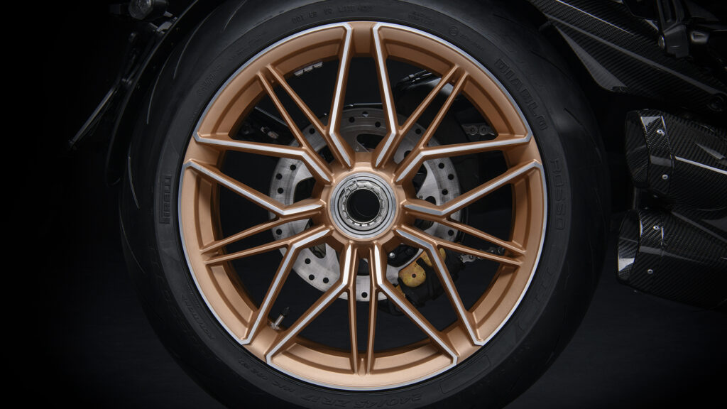 Primo piano del cerchio posteriore della Ducati Diavel 1260 Lamborghini