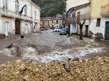 San Martino Valle Caudina, in provincia di Avellino, il torrente Caudino ha sfondato la pavimentazione della piazza principale del paese, evacuate più di 300 persone. Credits:Ansa